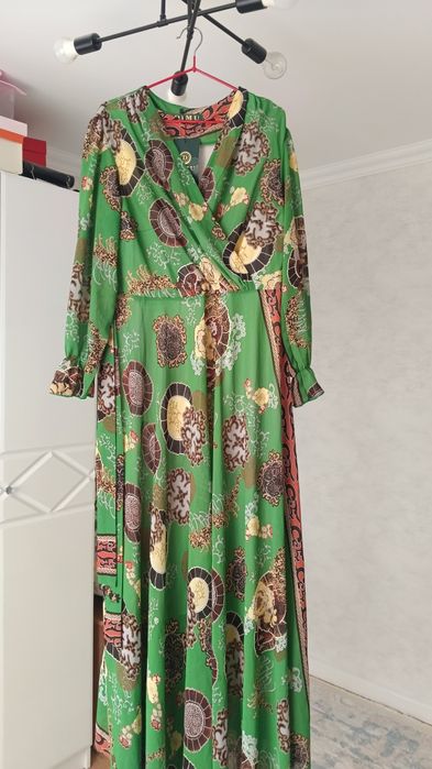 Продам 2 платья новые. Ни разу не одевались.