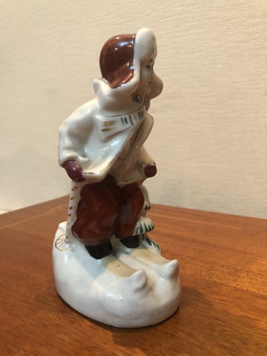 Статуетка мальчик на лыжах