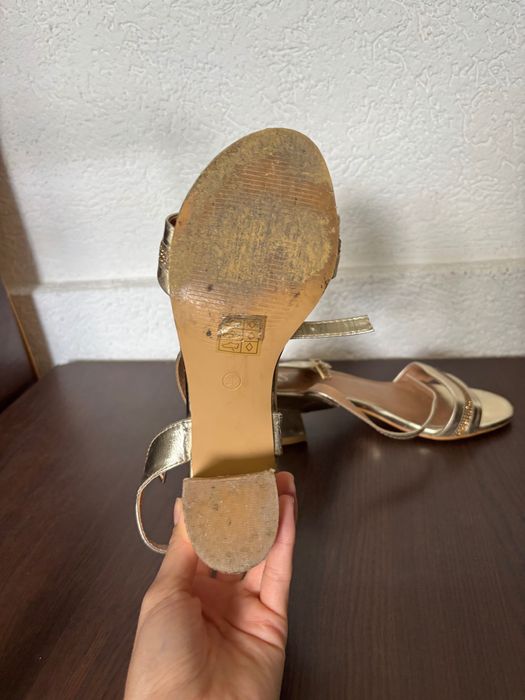 Дамски сандали с нисък ток