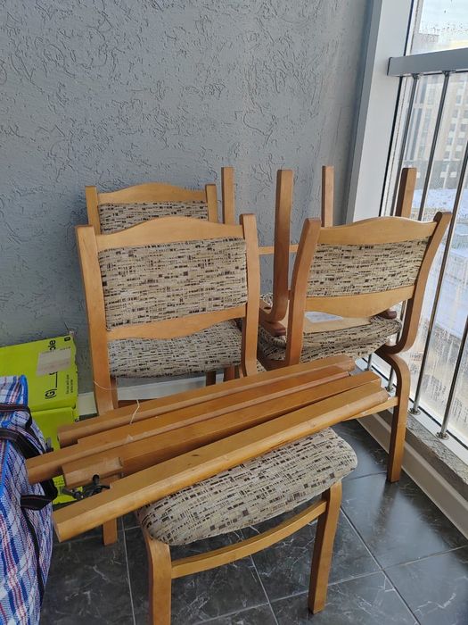 Кухонная мебель (стол со стульями)