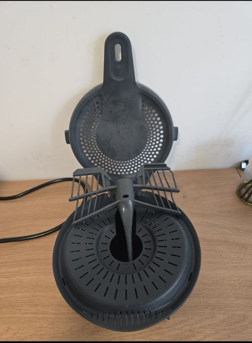 Thermomix TM6 vechime aproape 4 ani stare buna pachet dublu cu 2 boluri 2 cosuri de inabusire 2 spatule cu protectie,cutia originala si retetar