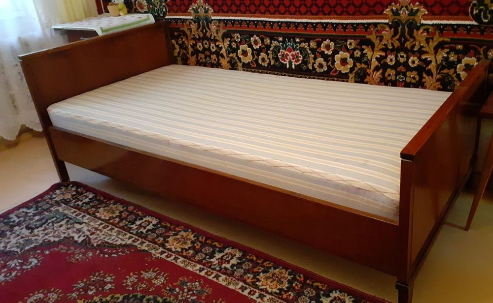 Кровать деревянная