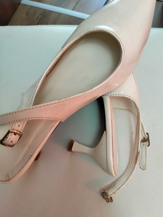 Vând tocuri stiletto albi