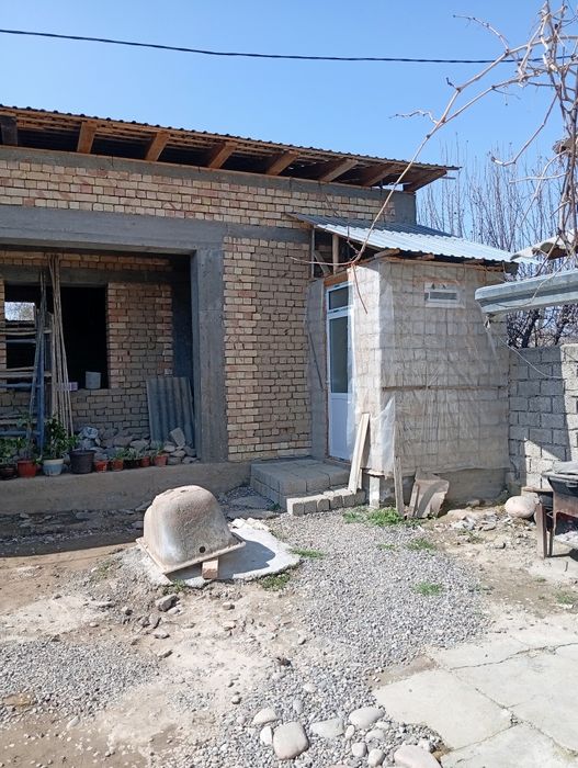 Янгибозорда Уй  сотилади