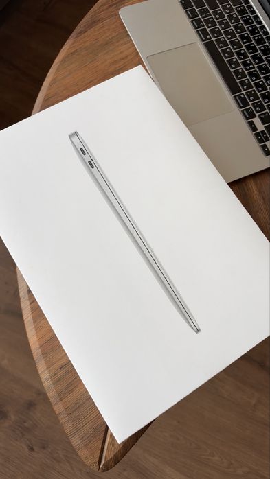 Продам MacBook Air 13 i3 2020