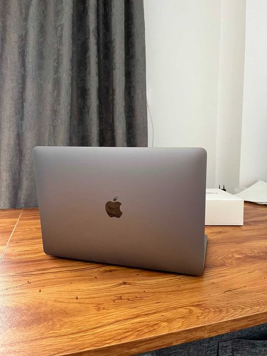 MacBook Air M1 13" (Apple Silicon), 8GB RAM, 256GB SSD - Ca NOU (Sub 100 utilizări), Cutie Completă