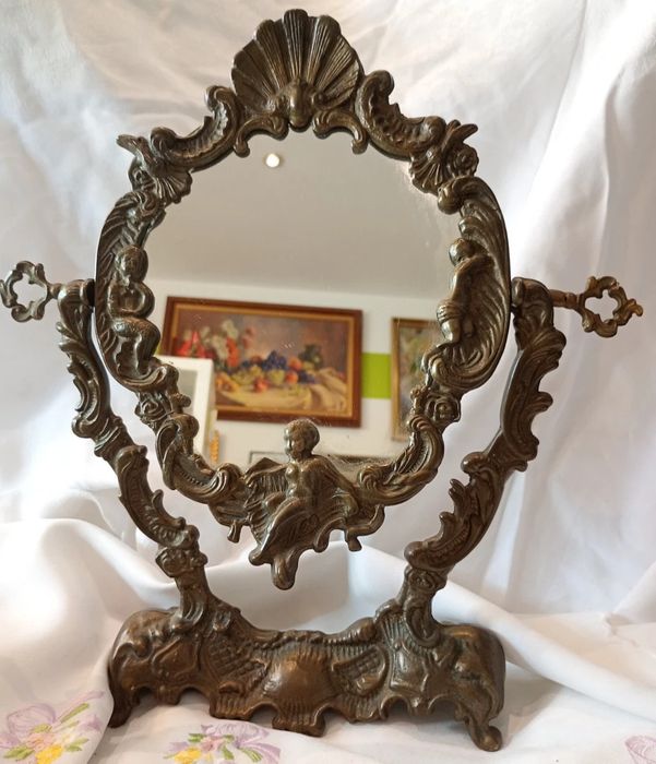 Oglinda de masa in stilul Baroc din bronz ,piesa cu o lucrătură de o foarte mare finete , dimensiuni 34 cm h cu 30