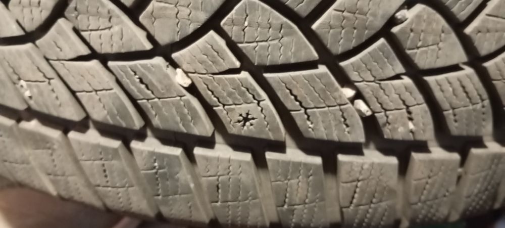 2 броя Зимни гуми 225.50.17