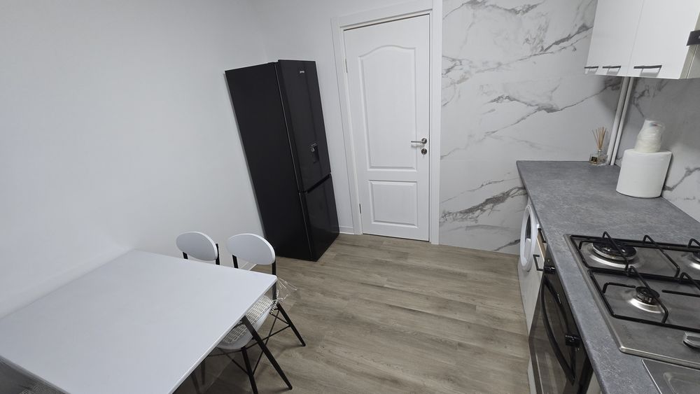 Inchiriez apartament 2 camere etaj 1 zona  Cantemir podu Rosu Palas