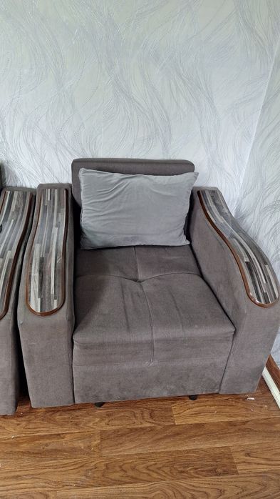 Продам Диван и два кресла