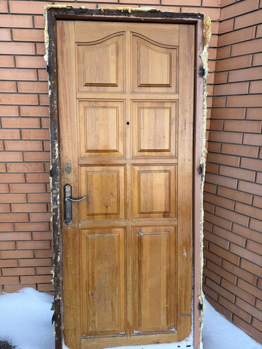 Продам входную дверь каркас из металла
