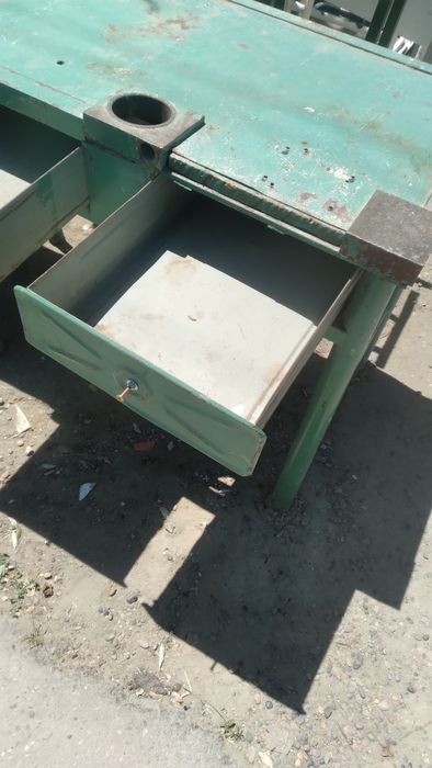 Продаётся железный стол верстак