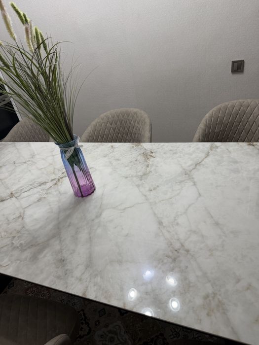 Стол вместе с стульями