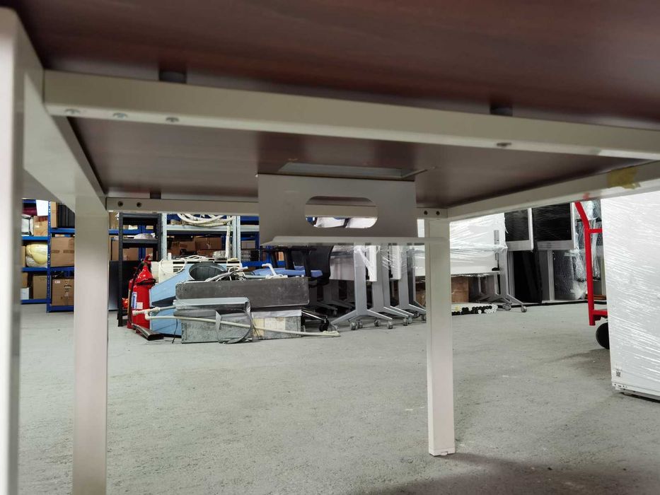 Кръгла (заседателна) маса цвят "орех"