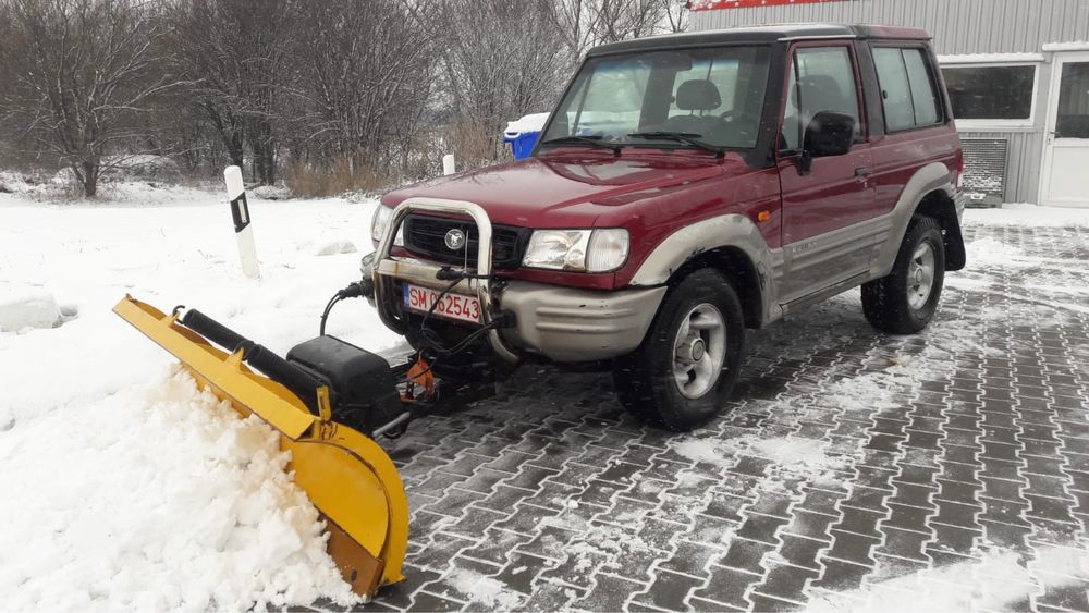Hyundai Galloper deszapezire dotat cu lama de dezapezit