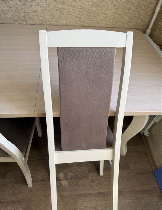 Продам стол и стулья.