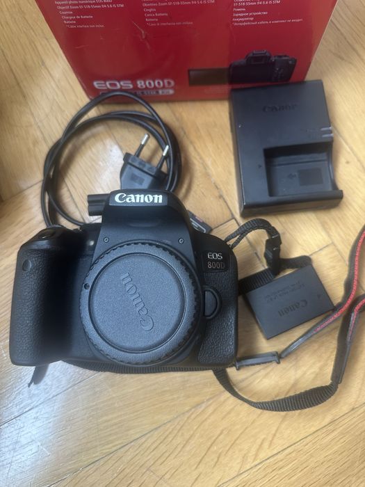 Фотоапарат Canon EOS 800D + 3 обектива, батерия, зарядно и аксесоари