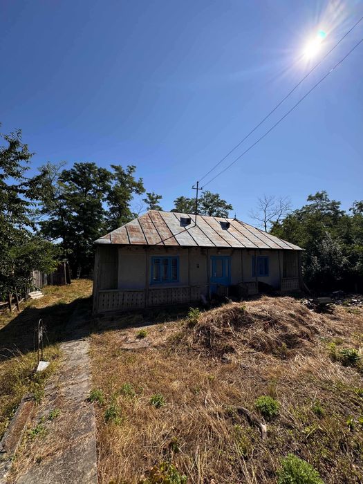 Teren 5300 m² + casă veche locuibilă – Saucenița, com. Văculești