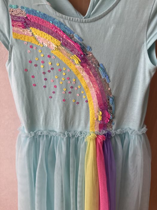 Продам 2 праздничные  платья недорого