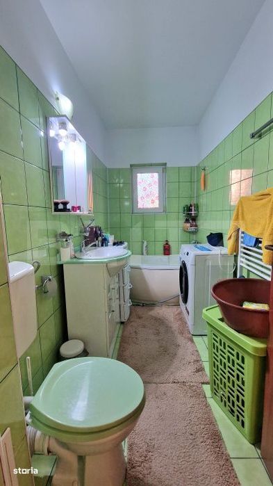 Apartament cu 2 dormitoare, balcon inchis, parter inalt, parcare, zona