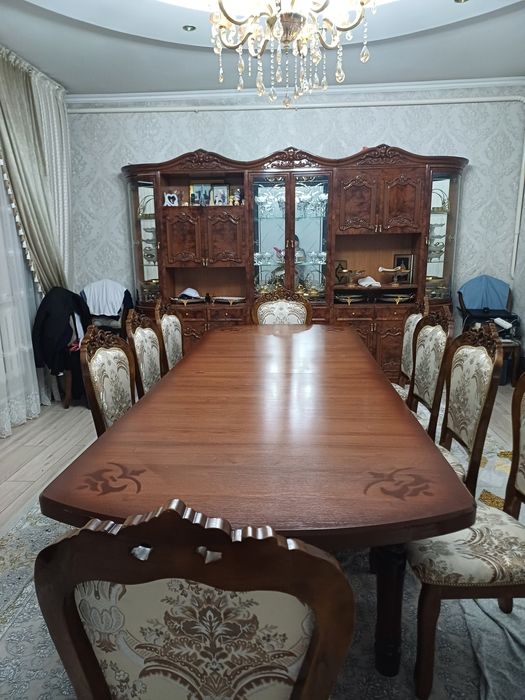 Стол и стулья 14 штук  цена 240000.