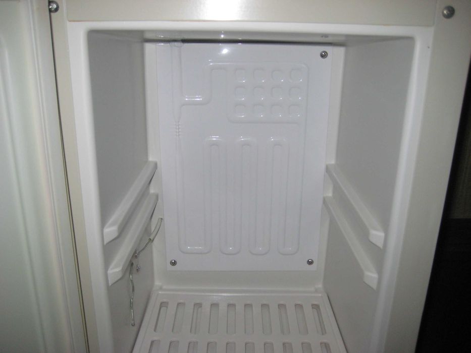 Кулер оригинал холдилник муздек ва иссик сув зур ишлиди деярли янги!