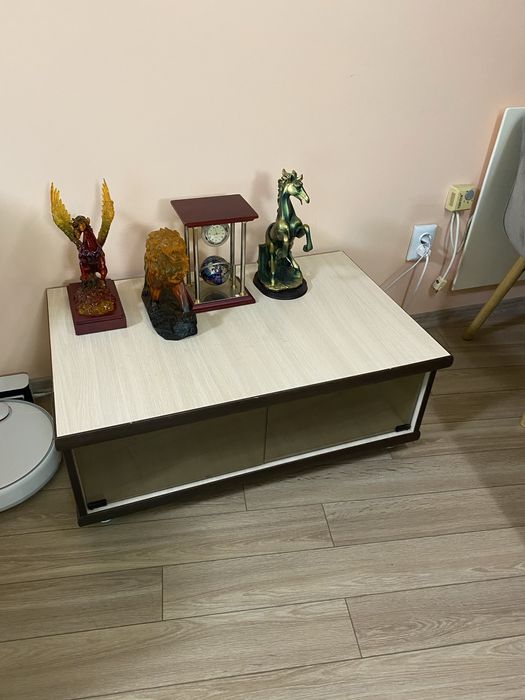 Тв шкаф със стъкнена витрина