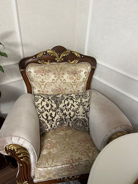 Продам диван и двумя креслами