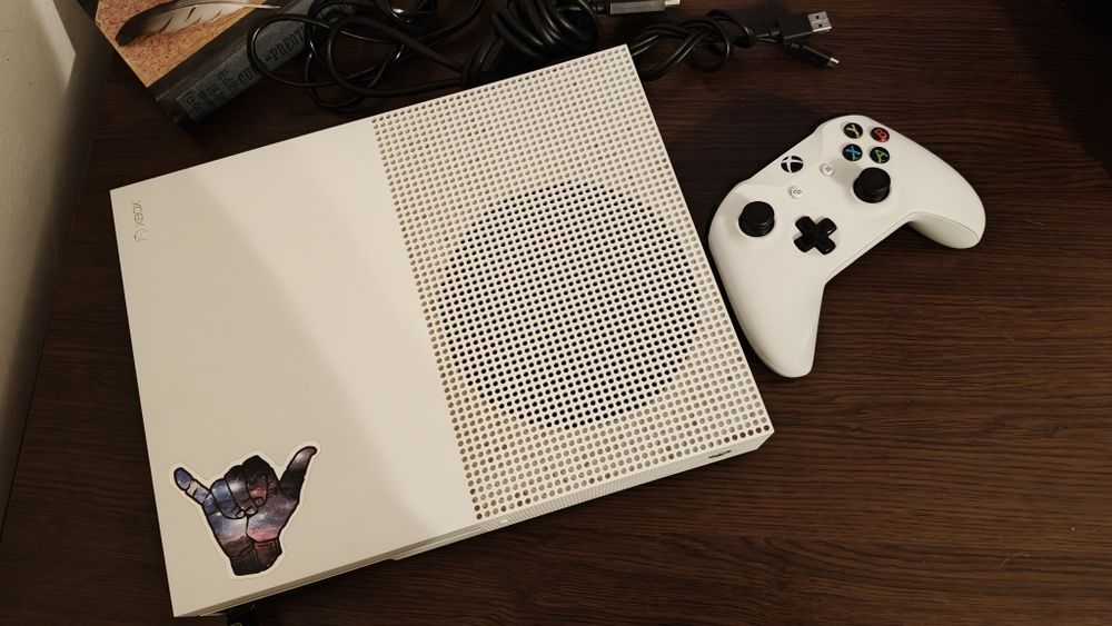 Xbox One S 1tb + Volan Trustmaster + controler + jocuri