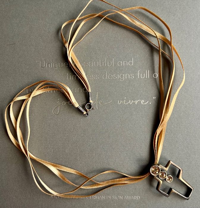 Елегантно арт колие с кръст в златисто