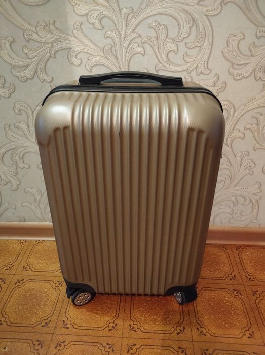 Продам дорожный чемодан