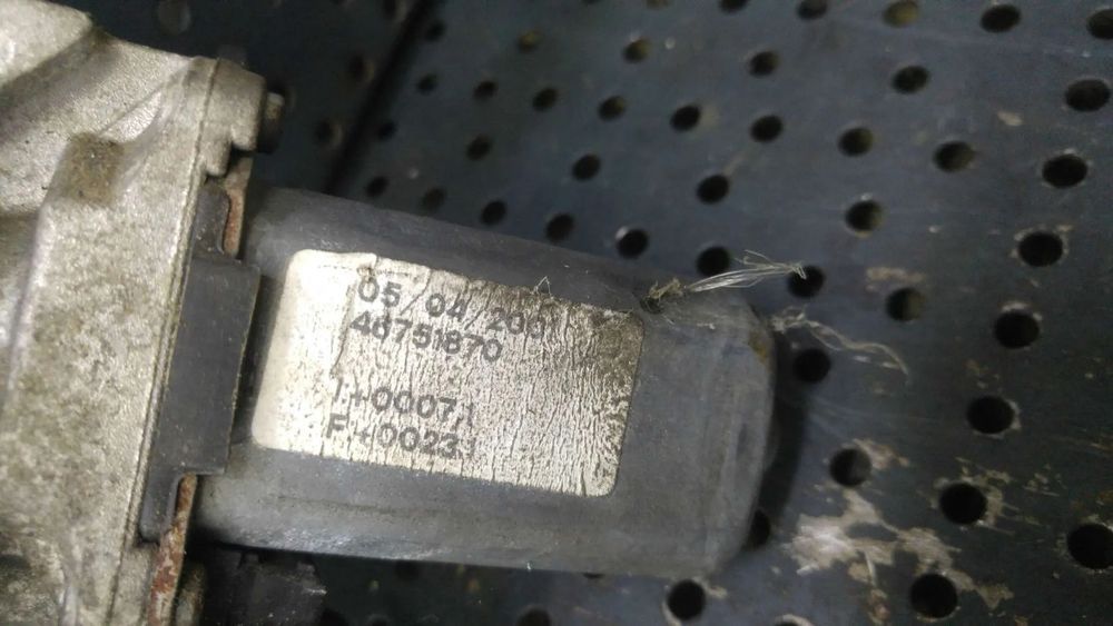 Macara cu motoras dreapta fata alfa romeo 147 937 46751870