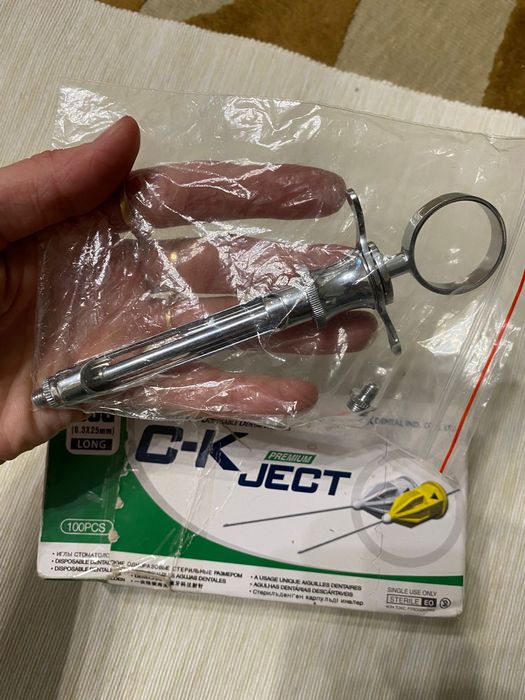 Карпульный шприц и иглы для него