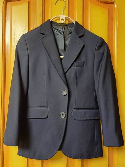 Продаю костюм детский школьный