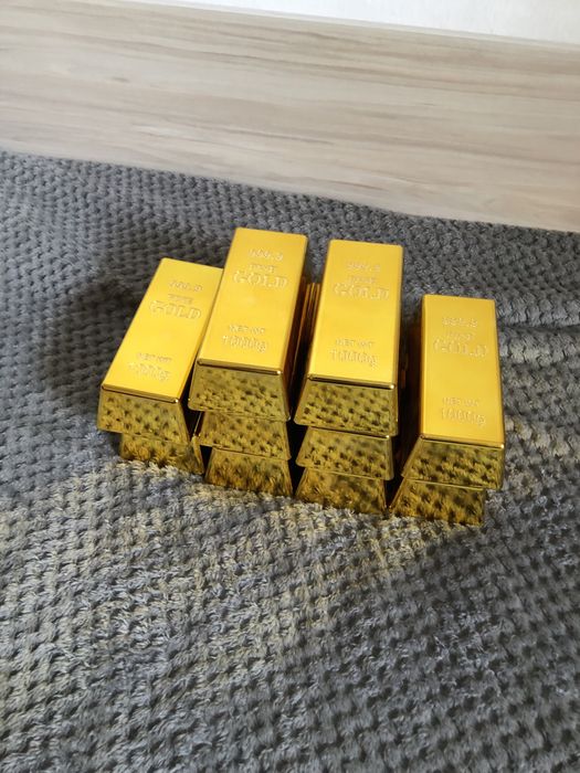 Златни пластмасови кюлчета