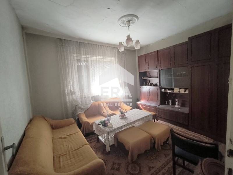 Двуетажна къща с гараж в  кв.Младежки хълм