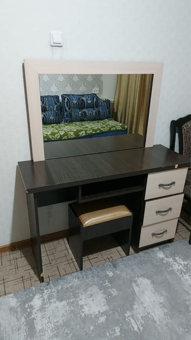 Продам женский  столик