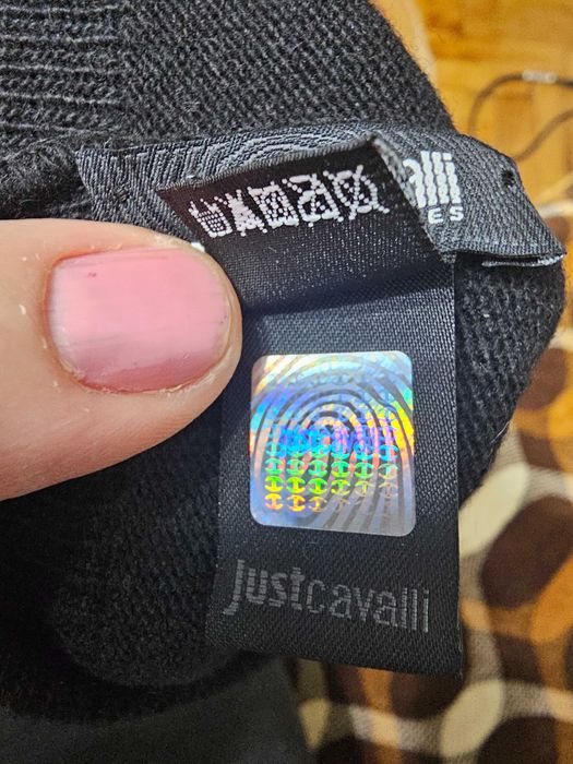 Căciulă  Just Cavalli neagră cu logo din strasuri – mărime universală