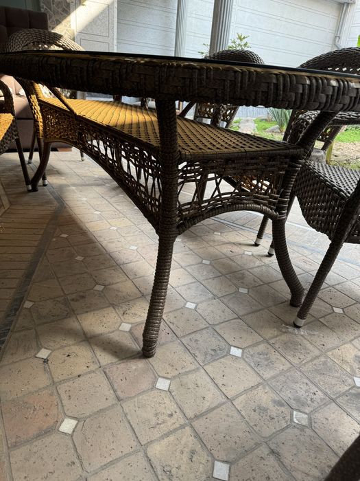 Ротан овальный стол и стулья новое купили но продаем дом