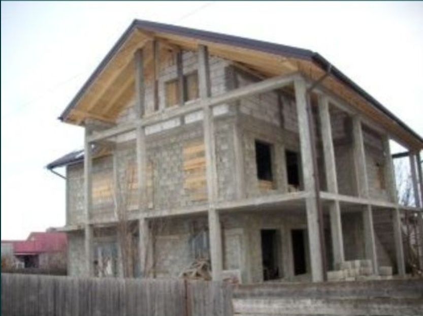 Vand casa cu etaj la rosu 350mq