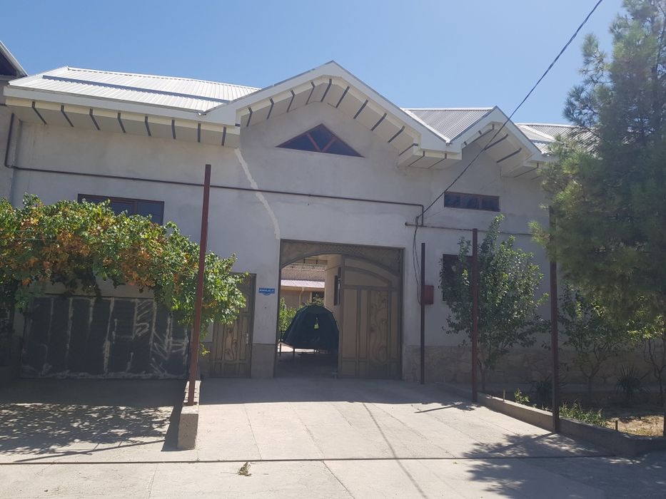 Навоий  Умид кургонида ховли срочно сотилади