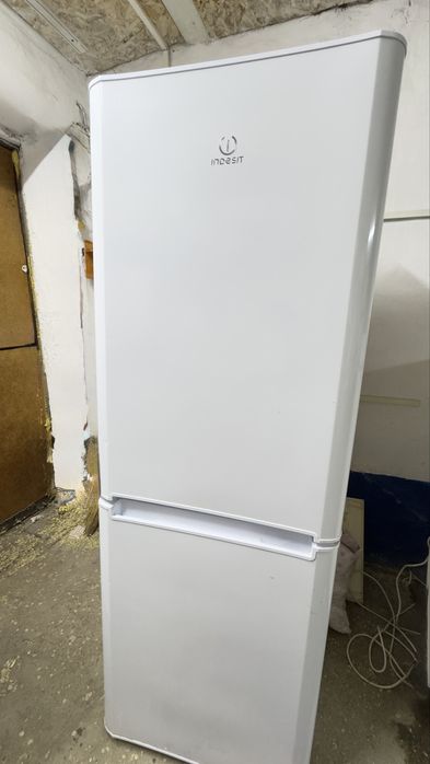 Продам холодильник indesit