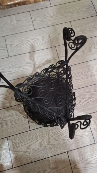 Măsuță stil noptieră de pat