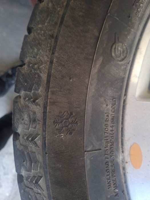 Продам зимние шины с дисками от малибу 1 состояние идеалное без трешин