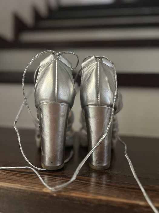 Босоножки серебро