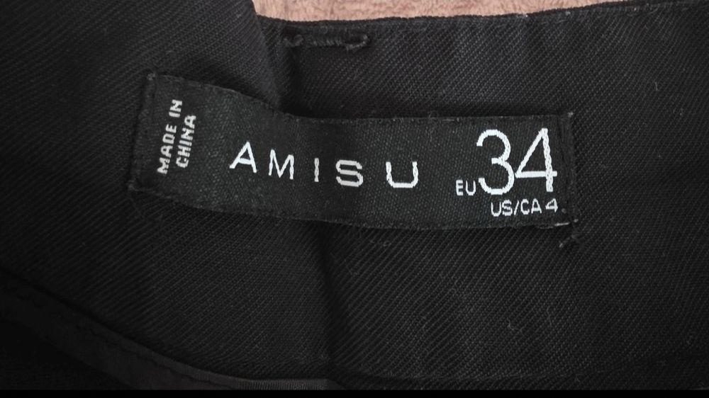 Vând pantaloni scurti