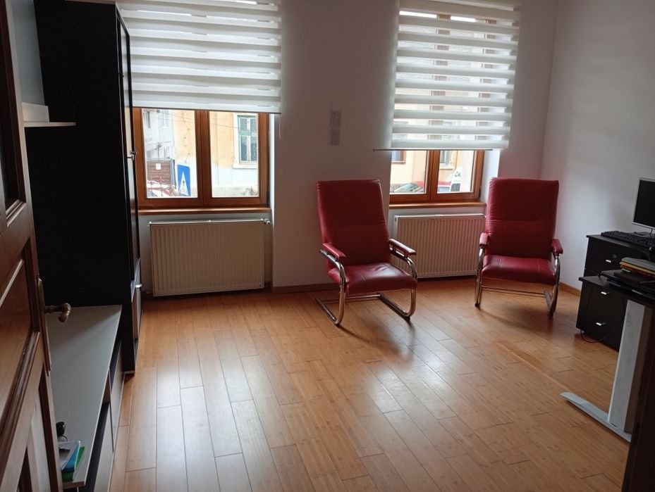 Închiriez apartament la casa