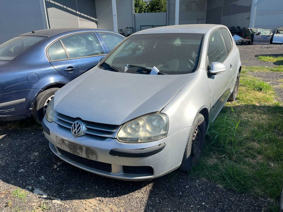 Dezmembrez VW Volkswagen Golf 5 coupe 2 usi gri argintiu 1,4 benzina