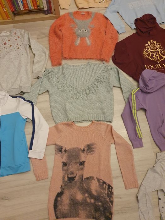 Lot haine fetiță 8-10 ani + 8 CD cadou