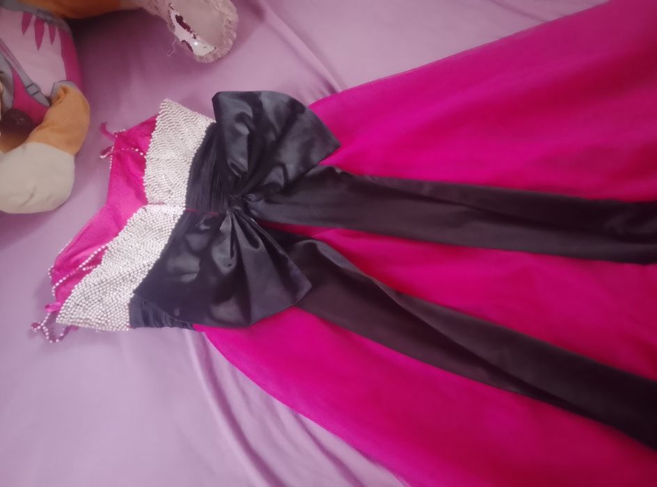 Rochie de prințesă de culoare roz, perfectă pentru ocazii speciale. Fabricată din materiale de calitate, această rochie adaugă un aer regal